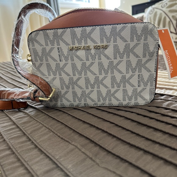 Crossbody Michael kors purse - Picture 1 of 1